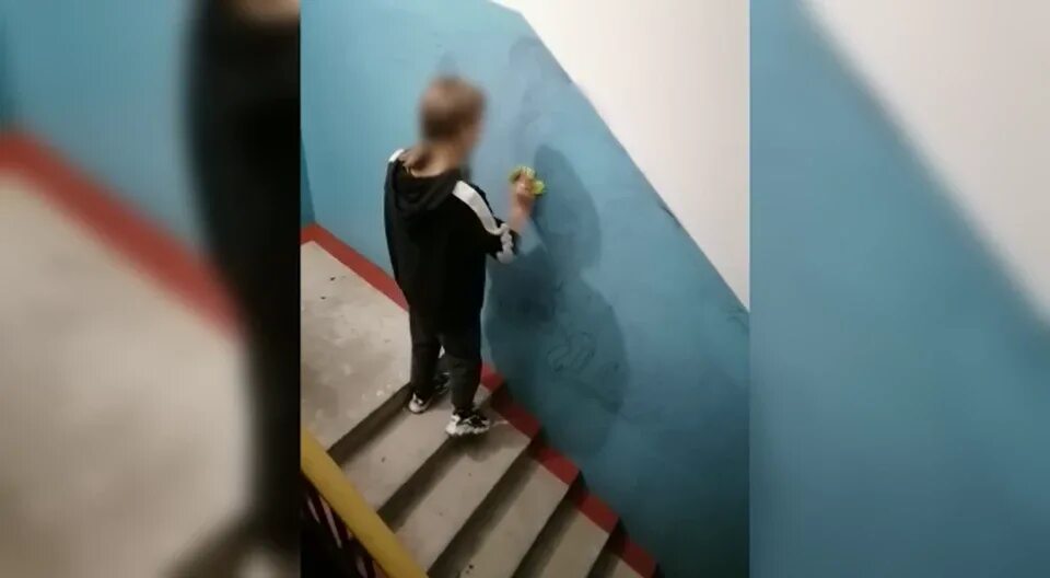 Маленькую девочку в подъезде. Подростки в подъезде. школьники в подъезде. подросток вандал в подъезде. подростки в подъезде с девочкой.
