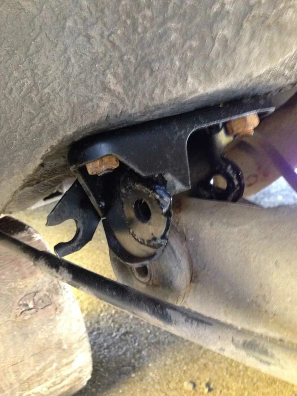 Крепление задней балки ваз 2109 к кузову. Кронштейн крепления балки ваз 2114. Крепление балки ваз 2114. Крепление задней балки ваз 2115. Кронштейн балки ваз 2114.