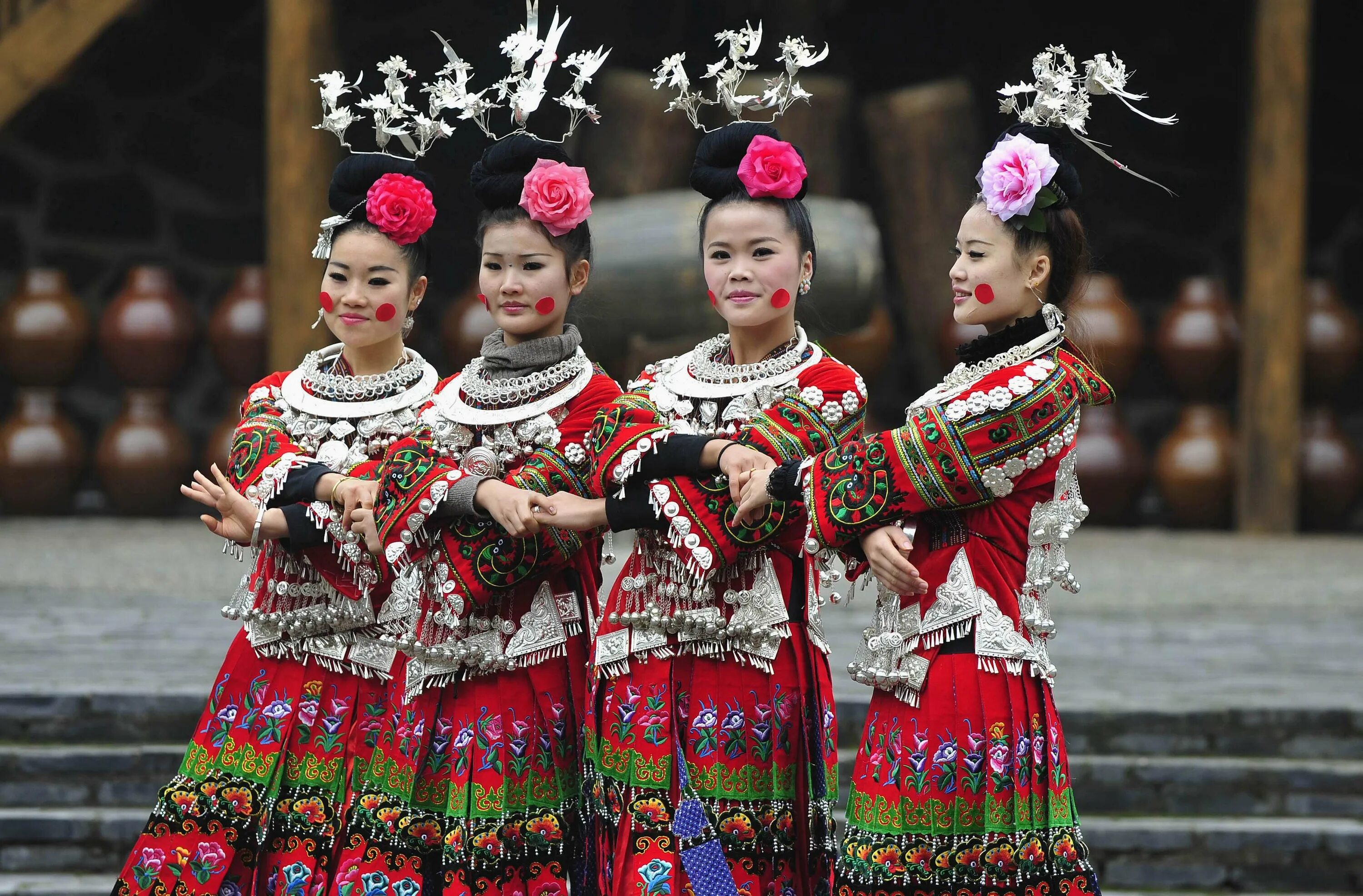 Народ живущий в китае. Группа Мяо Китай. Национальный костюм народа Мяо Китай. Ханьцы народ Китая. Народность Мяо в Китае.