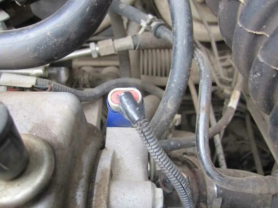 Распредвал с датчиком ваз 2110 8 клапанный. Датчик распредвала ваз 2115 инжектор 8. Датчик фаз приора 16 клапанов. Где находится датчика фаз. Датчик фаз распредвала приора 16 клапанов.