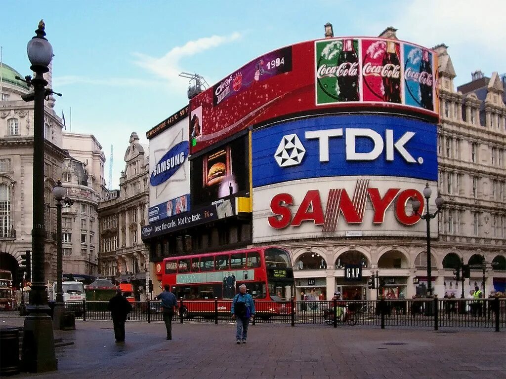 In london in 2003. Метро пикадилли площадь пикадилли. пикадилли серкус метро. улица пикадилли в париже. gap london.
