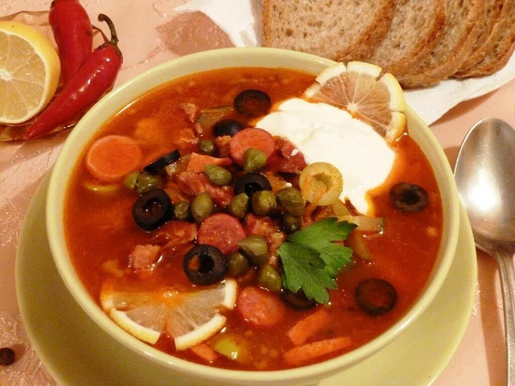 Фото солянка мясная. Сборная наваристая солянка. Солянка сборная мясная. «Солянка сборная мясная»; 250 г. Суп солянка сборная мясная классическая.