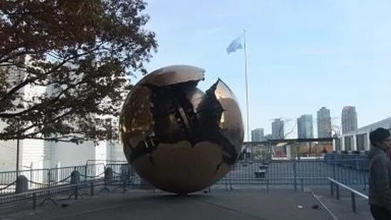 Статуя возле ООН. Шар возле здания ООН. Памятник ООН 2021. Памятник около здания ООН. Около оон
