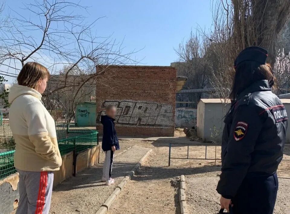 Можно ли гулять после 11 с совершеннолетними