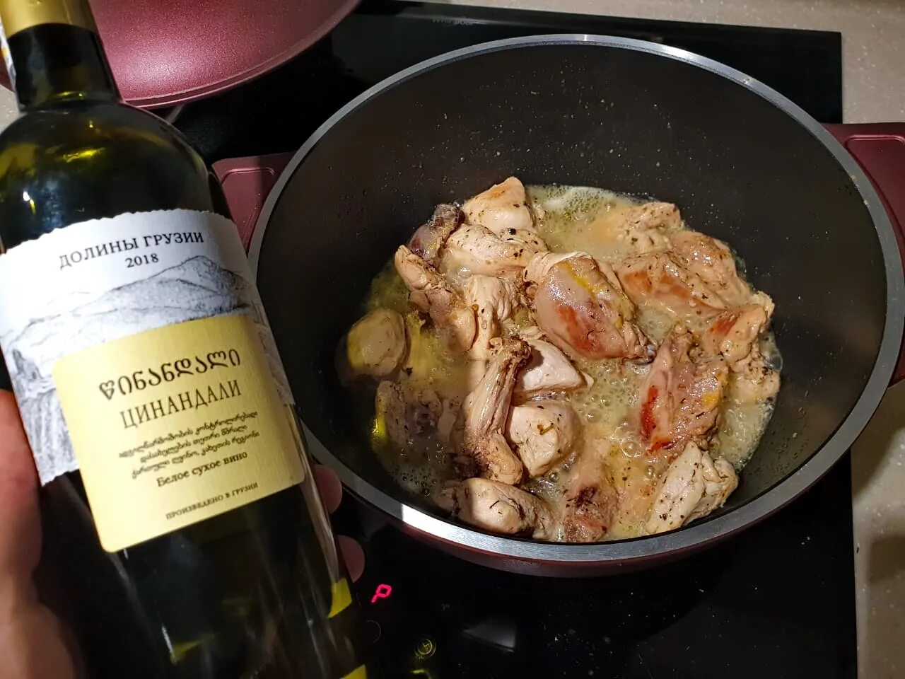Курица с черносливом. Курица тушеная в красном вине. Говядина в винном соусе. Курица тушеная в красном вине. Вино и мясо.