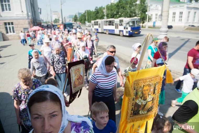 Крестный ход Екатеринбург. Крестный ход дети. Тележка для детей в крестный ход. Пламенные младенцы крестный ход.