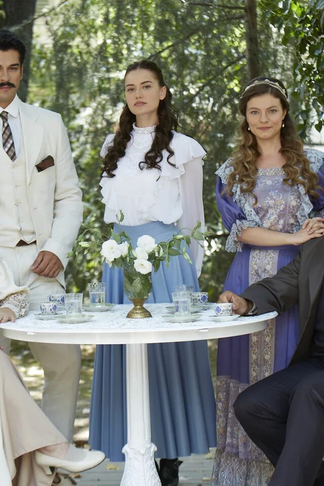 Фериде королек птичка певчая. Королек птичка певчая полностью. Королёк птичка певчая турецкий сериал. Фериде королек птичка певчая. Кямран и фериде.