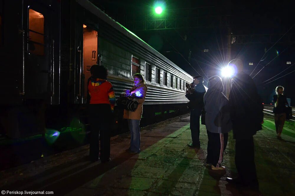 Настя приходит на железнодорожную станцию. Вокзал ночью. Поезда ночью на вокзале. Электричка ночью. Станция Москва на поезде вокзал ночью.