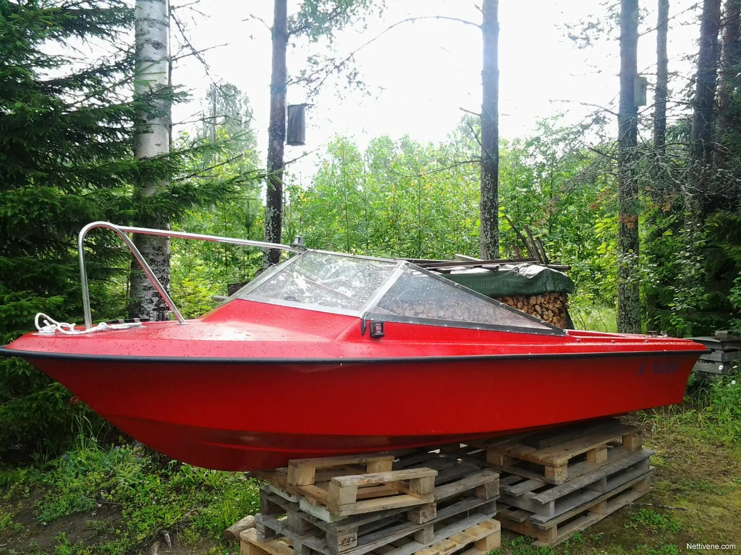 Небольшое моторное судно. Небольшое моторное судно