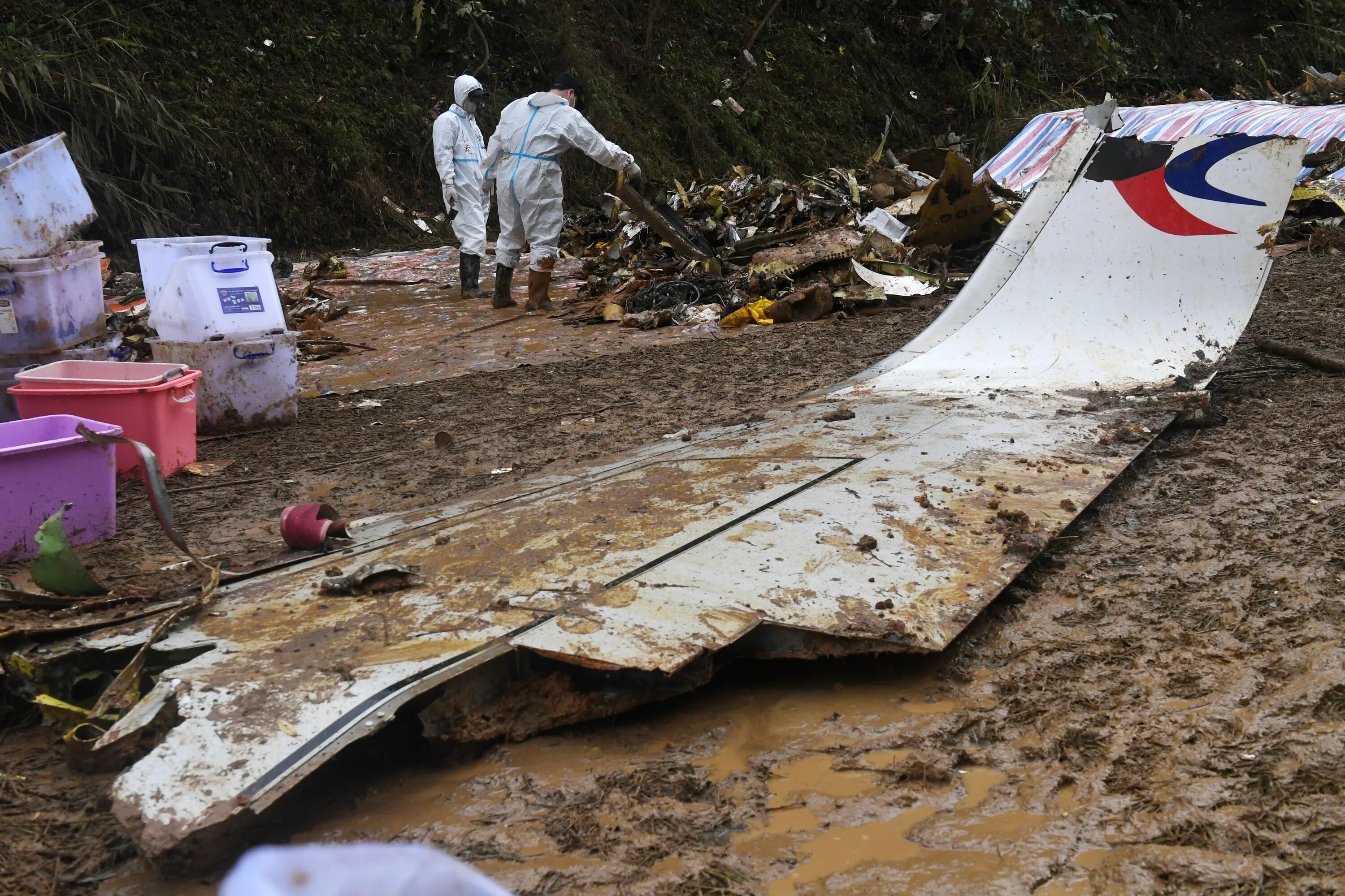 Крушение самолета вчера. Крушение самолета Китае Боинга 737. Боинг 737 разбился в Китае.
