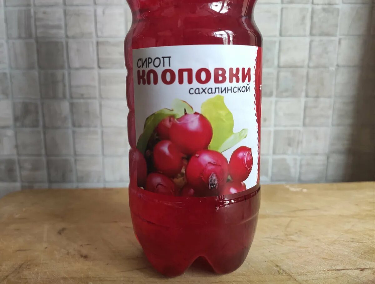 Клоповка настойка. Красника клоповка сахалинская. клоповка сахалинская напиток. сироп клоповки сахалинской. ягода клоповка на сахалине.