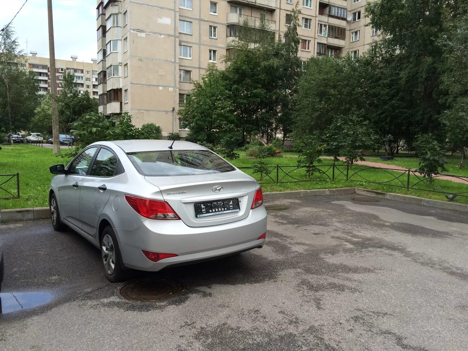 Машина без номеров. Автомобиль во дворе. Автомобиль без госномера. Машина без номеров во дворе.