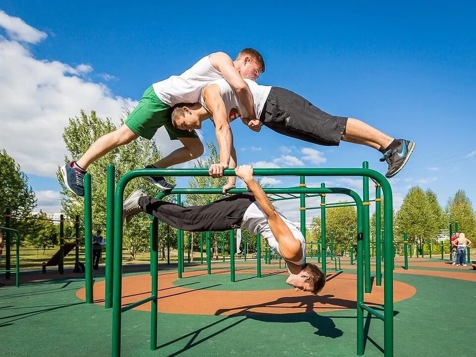 Площадка для занятия спортом. Воркаут субкультура. Спортплощадка, воркаут, Белгород. Уличный воркаут. Уличный спорт.