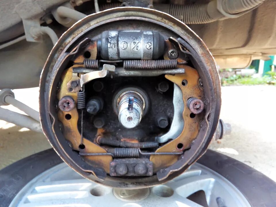 Замена задних тормозных колодок - Hyundai Accent (3G), 1,4 л, 2008 года своими р