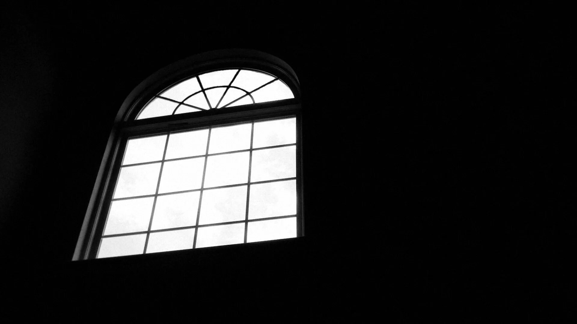 Черные окна. У окна. Окно в темноте. Свет из окна.