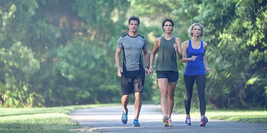 Way 2 walk. Walking sport. walking перевод. walk другая форма. мужчина кроссфит на фоне стены.