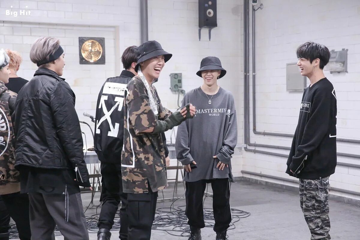 Бтс мик дроп. Майк дроп. bts mic. бтс mic drop.