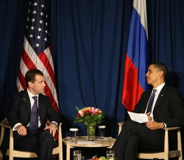 Переговоры медведева. Барак Обама и Медведев 2010. Барак Обама и Медведев.