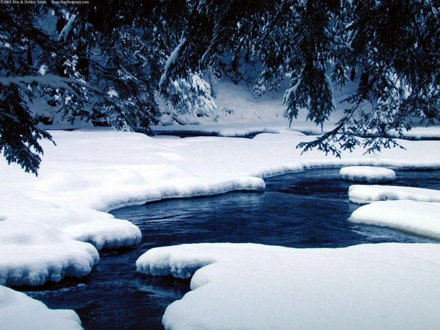 Снег среди зимы. Зимний ручей. Ручей среди снега. Весенние ручьи. Снег.