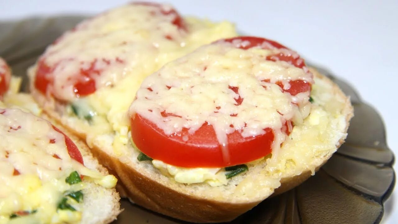 Бутерброды с сыром и помидорами в микроволновке. Бутерброды с помидорами и сыром. горячий бутерброд с сыром и помидорами. бутерброды с сыром в духовке. горячие бутерброды с помидорами и сыром.