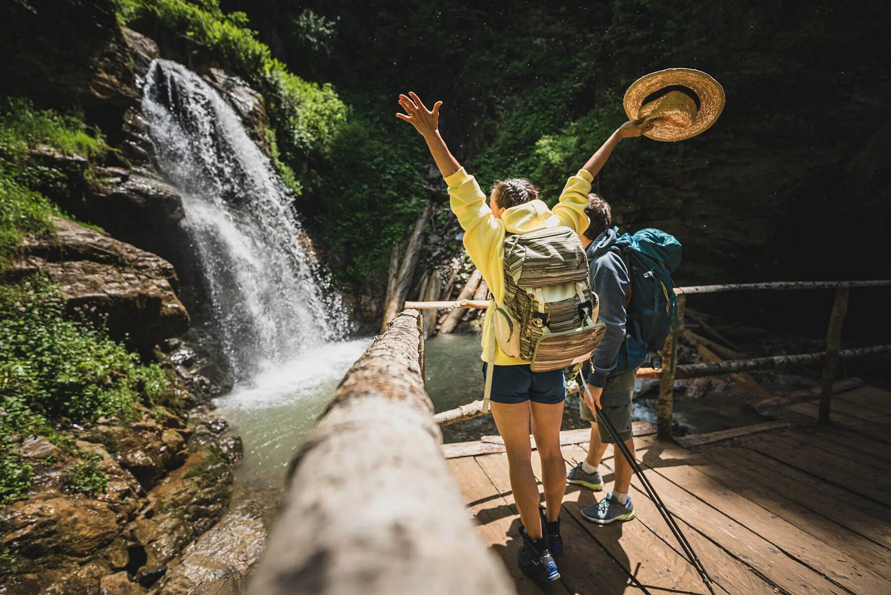 Ликийская тропа поход. Треккинг хайкинг. Водопад в горах. Walking uphills. Природа горы человек водопад.