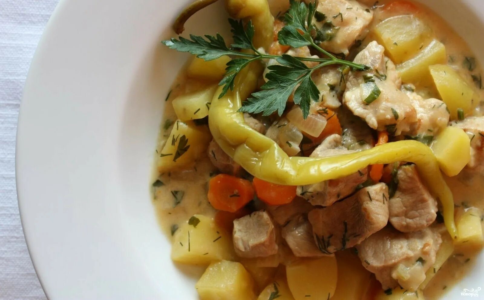 Тушеная картошка с овощами в мультиварке. Свинина с картошкой. тушёная картошка со свининой. свинина с картошкой в мультиварке. картофель со свининой в мультиварке.