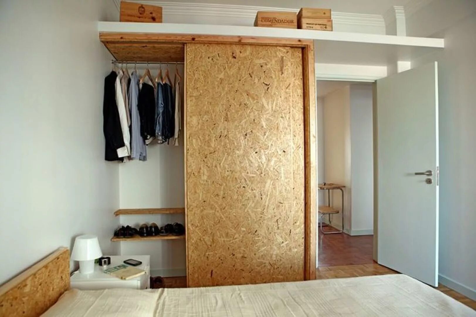 Дверь в гардеробную в коридоре. Встроенные шкафы из фанеры. Перегородка в гардеробную. Шкаф между комнатами. Дверь из ОСП В гардеробную.