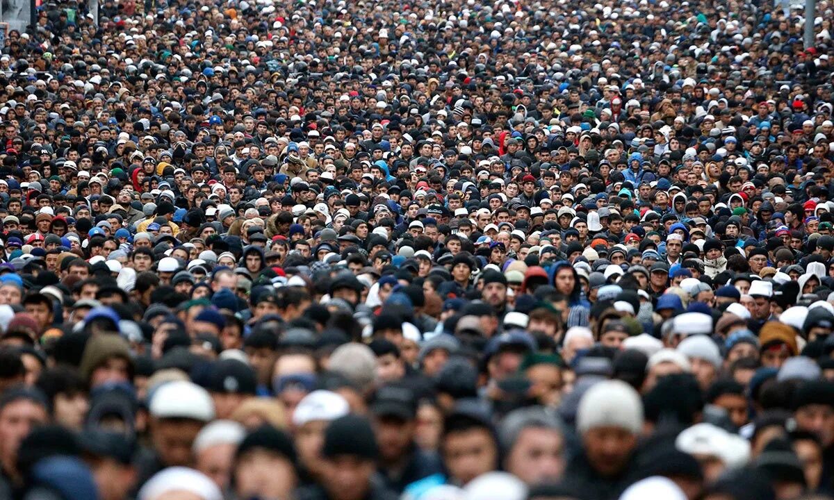 Толпа мусульман. Толпа арабов. Толпа мигрантов. Много мусульман.