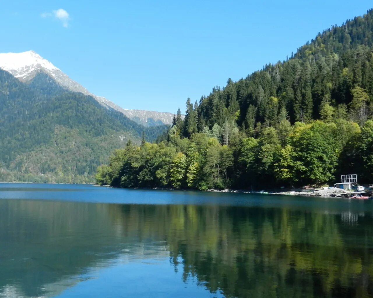 Времена года абхазия. Озеро Рица Абхазия. Абхазия горное озеро Рица. Озеро Рица Пицунда Абхазия. Озеро Рица Абхазия лето.
