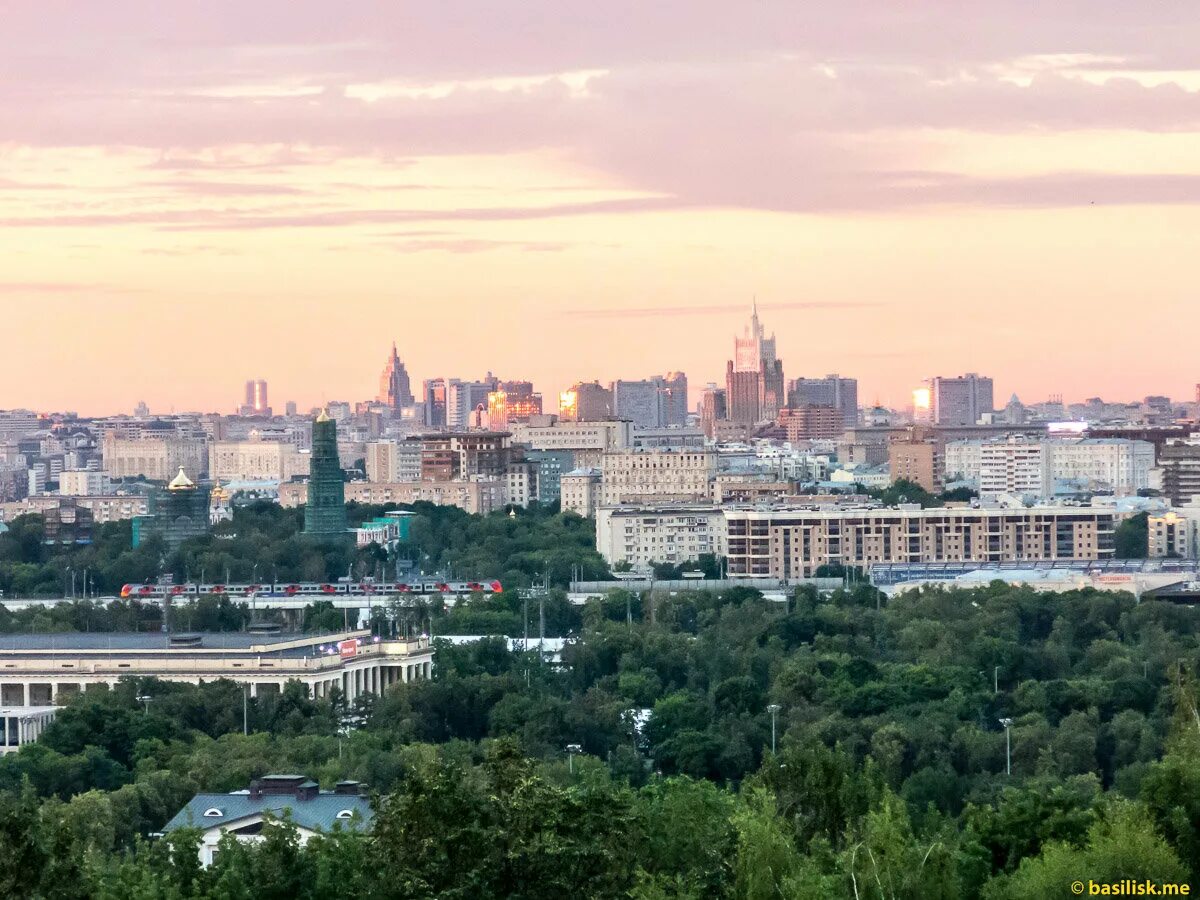 Воробьевы горы москва площадка. Воробьёвы горы смотровая площадка панорама. Воробьёвы горы Москва смотровая. Смотровая площадка МГУ. Обзорная площадка Москва Воробьевы горы.