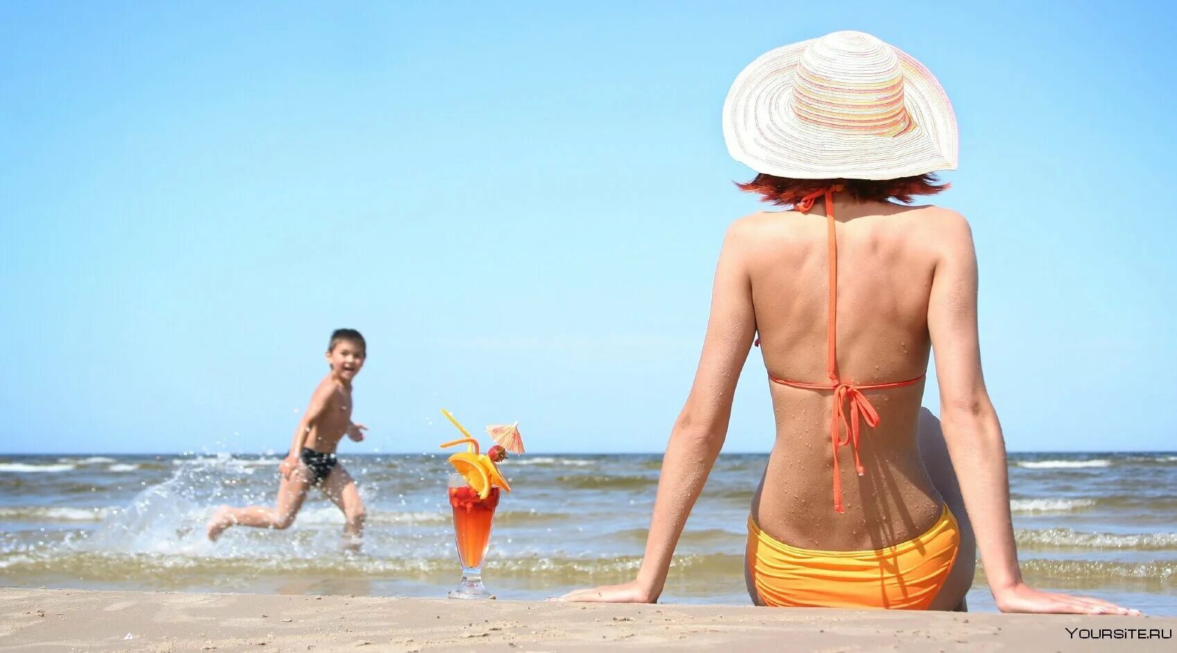 Пляж в жару. Жара в испании. Девушка в бассейне с коктейлем. Турция жара. Жара в турции.