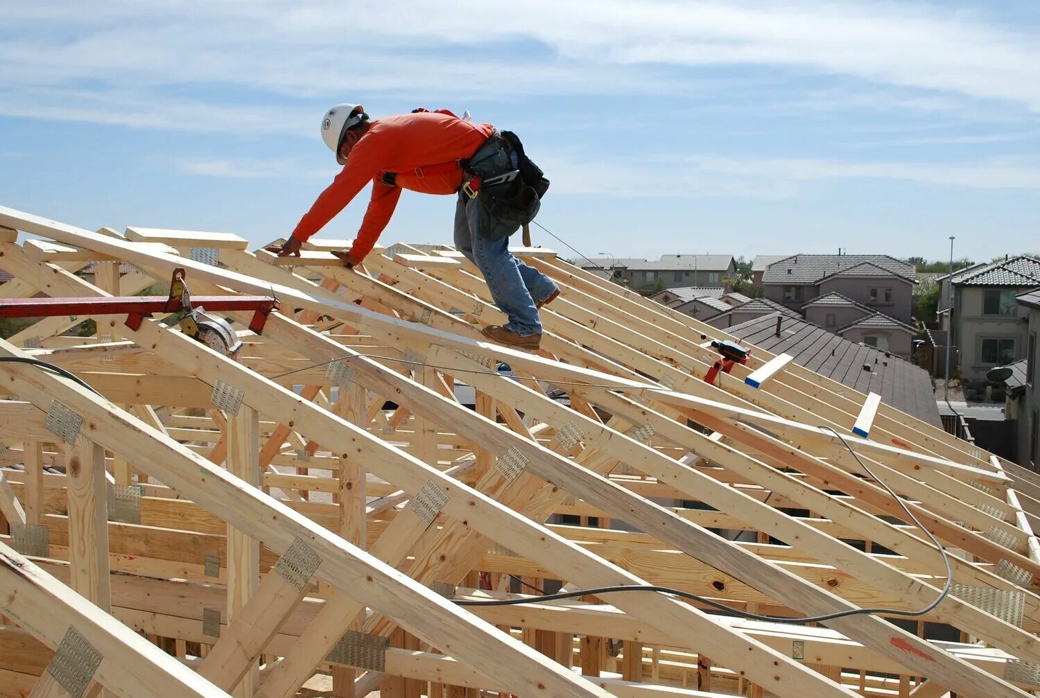 плотник. прораб на стройке. строительство ремонт монтаж. стройка крыши. кровельные работы.