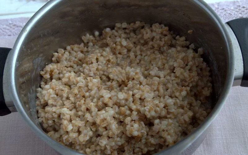 Приготовить пшеничную кашу на воде рассыпчатую. Пшеничная крупа варка. пшеничная крупа на воде. пшеничная крупа приготовленная. пшеничная крупа приготовление.