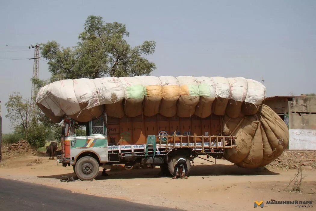 Перегруз грузового автомобиля 2024. Перегруженный грузовик в Индии. Перегруз авто. Перегруженная машина. Индийский перегруз.