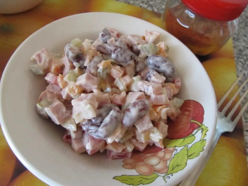 Салат охотничий с фасолью. Салат с красной фасолью и ветчиной. салат из красной фасоли с ветчиной. салат с ветчиной и фасолью и огурцом. салат с красной фасолью ветчиной и сыром.