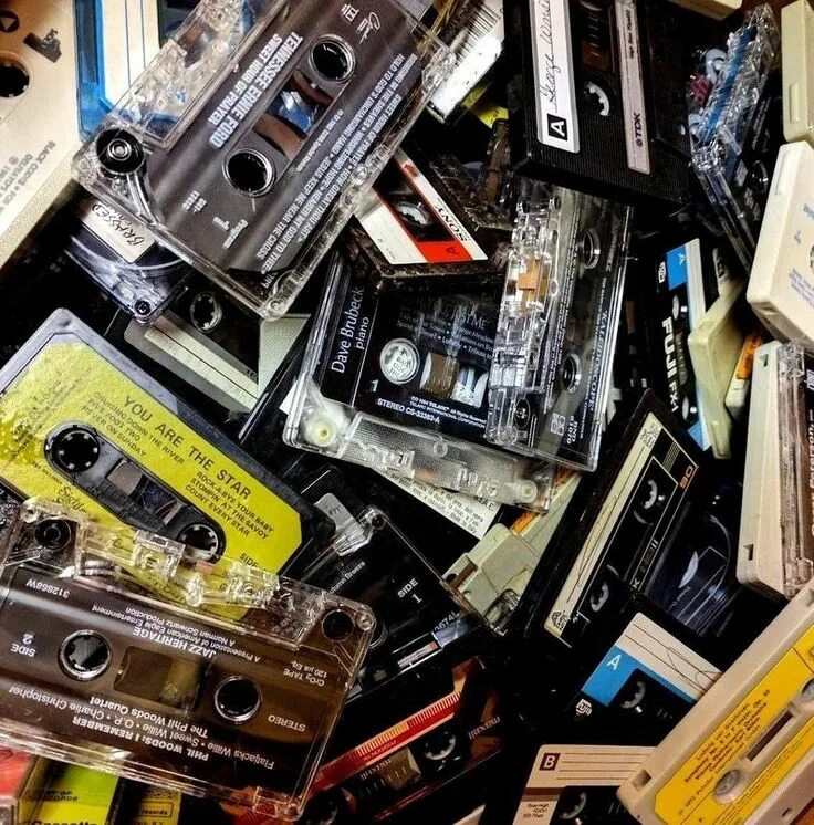 Куча аудиокассет. Куча 90. Кассеты с фильмами. Куча 90. Приставка игровая 2000 годов.