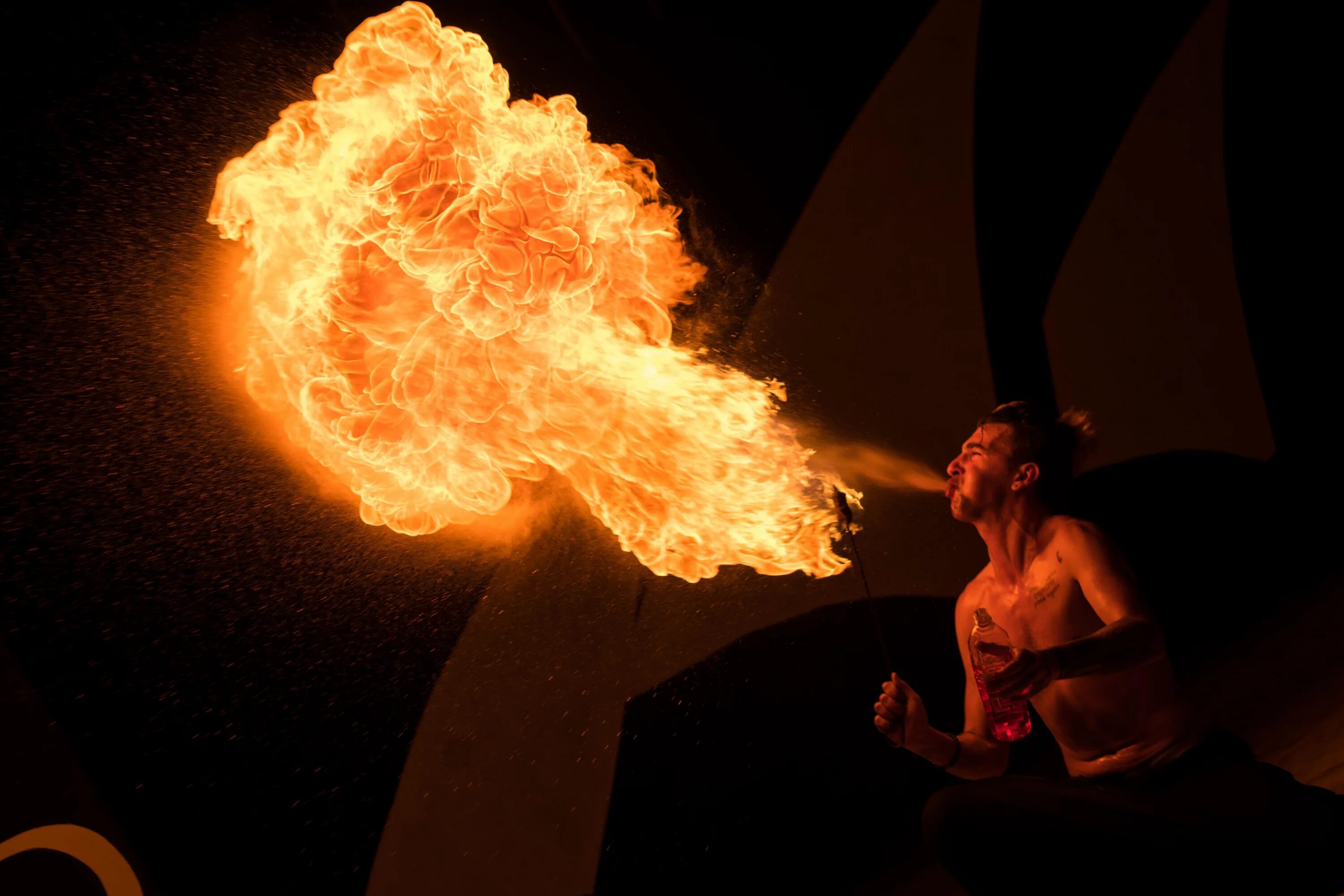 Плевки огнем. Битвотый факир. Огненное шоу. Факир картина. Фаерщики.