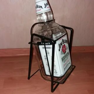 Бутылка на качелях