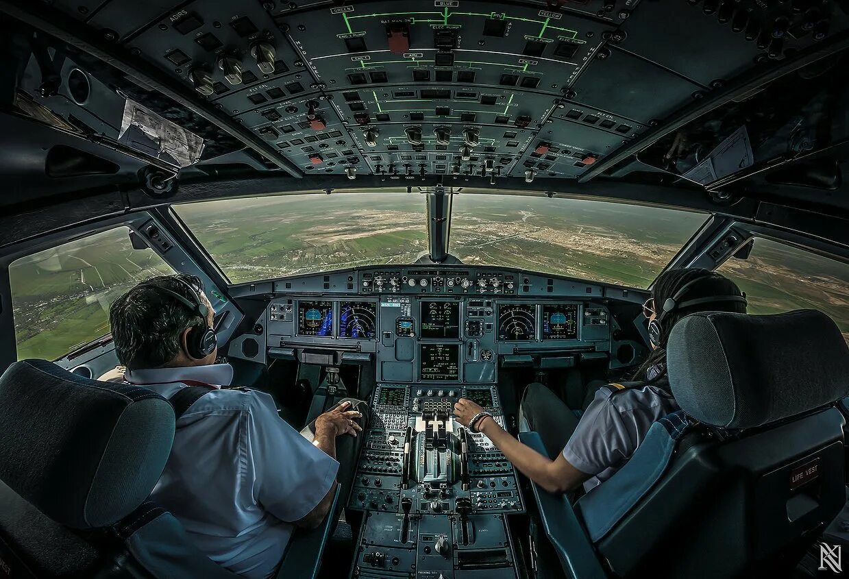 Embraer 190 кабина пилотов. Ил-86 кабина пилотов. Кабина пилота самолета. B-1b кабина. B-1b lancer кабина.