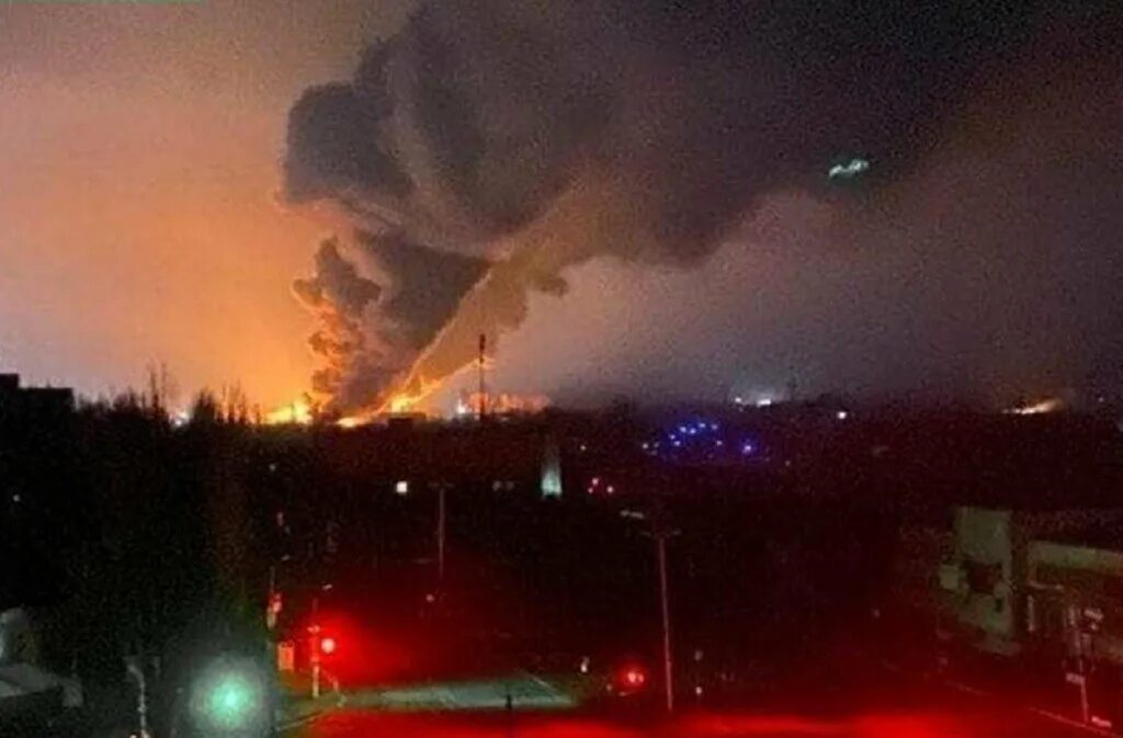 Массированный удар по территории украины сегодня. Сильный пожар. Огонь взрыв. Взрывы ночью в Харькове.