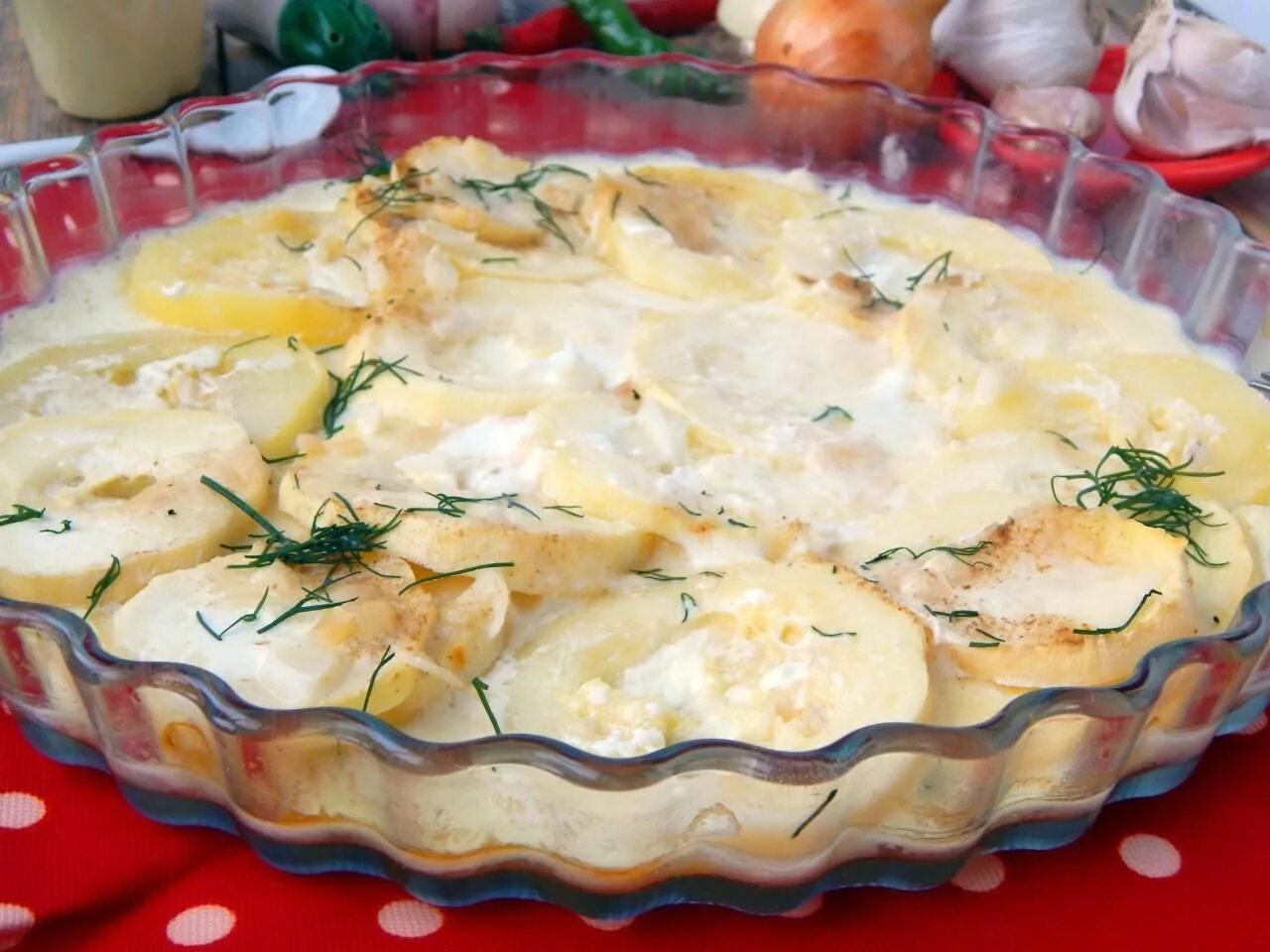 Кабачки в духовке с сыром. Кабачки в сметанной заливке в духовке. Кабачки запеченные в духовке с сыром. Кабачки в сметанной заливке в духовке. Запеченные кабачки со сметаной.