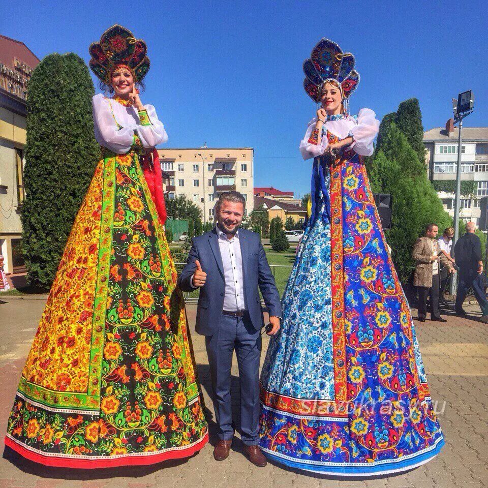 народный стиль москва. стиль а ля рюс. вечернее платье в народном стиле. славянские головные уборы. концертное платье в народном стиле.