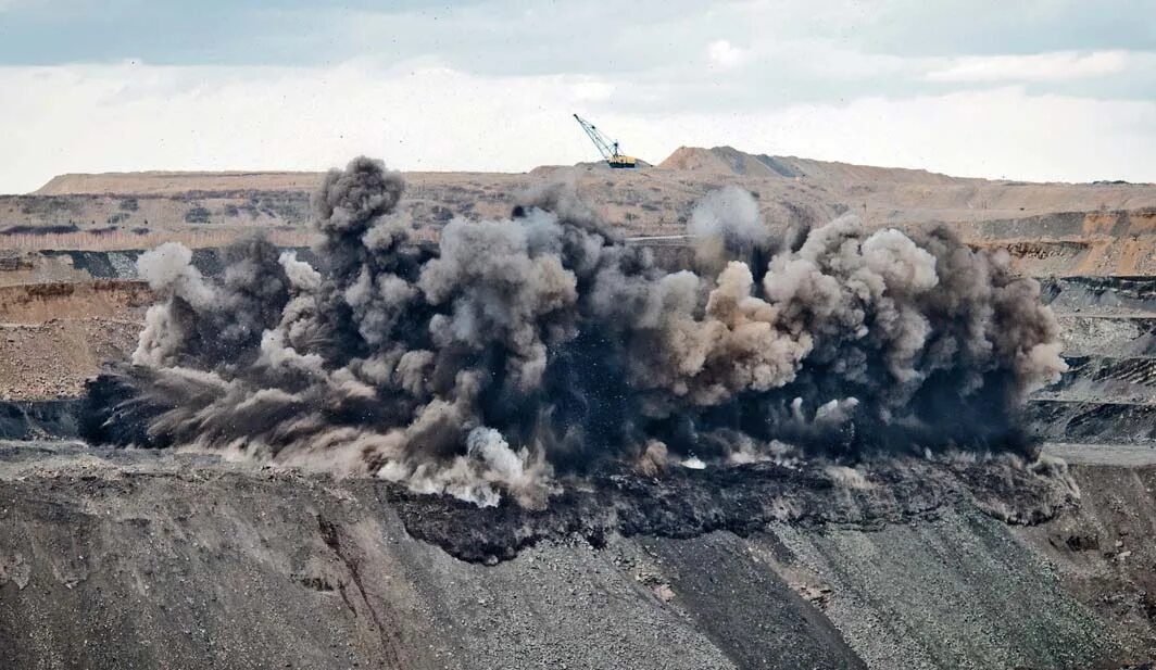 Землетрясение вызванное взрывом. Взрыв на угольном разрезе. Буровзрывные работы. Взрыв породы. Горный взрыв.