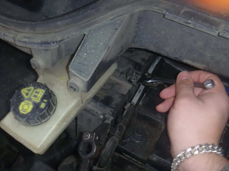 Завелся после недели простоя. Кто придумал так прятать аккумулятор? - Ford S-Max