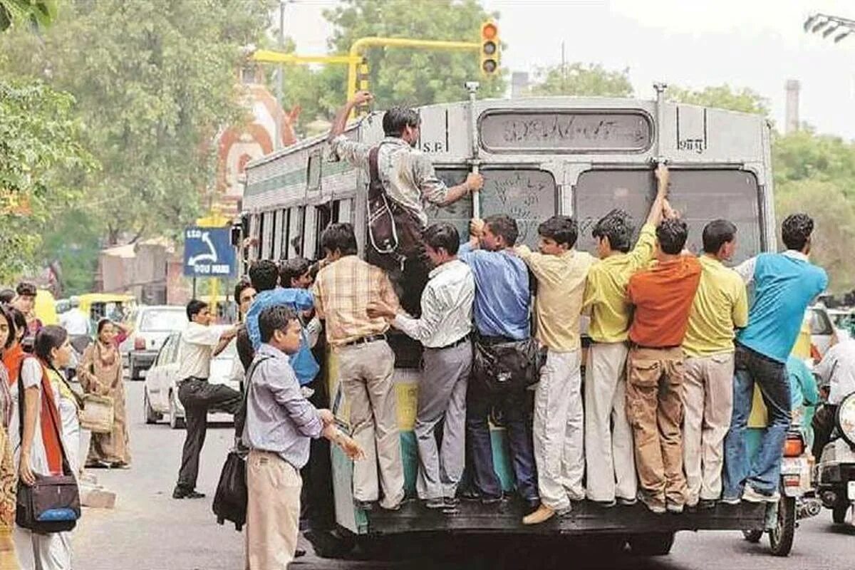 Человек перевозимый транспорт. Переполненный автобус в Индии. Час пик в Индии. Переполненный транспорт в Индии. Индийский автобус переполненный людьми.