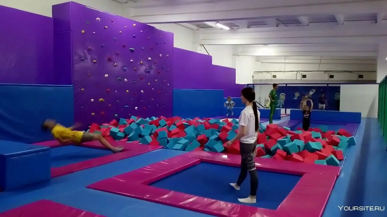Батутный таганрог. Таганрогский батут центр "облака". Батутный таганрог. Скалодром анапа батутный центр. Батутный центр облака таганрог.