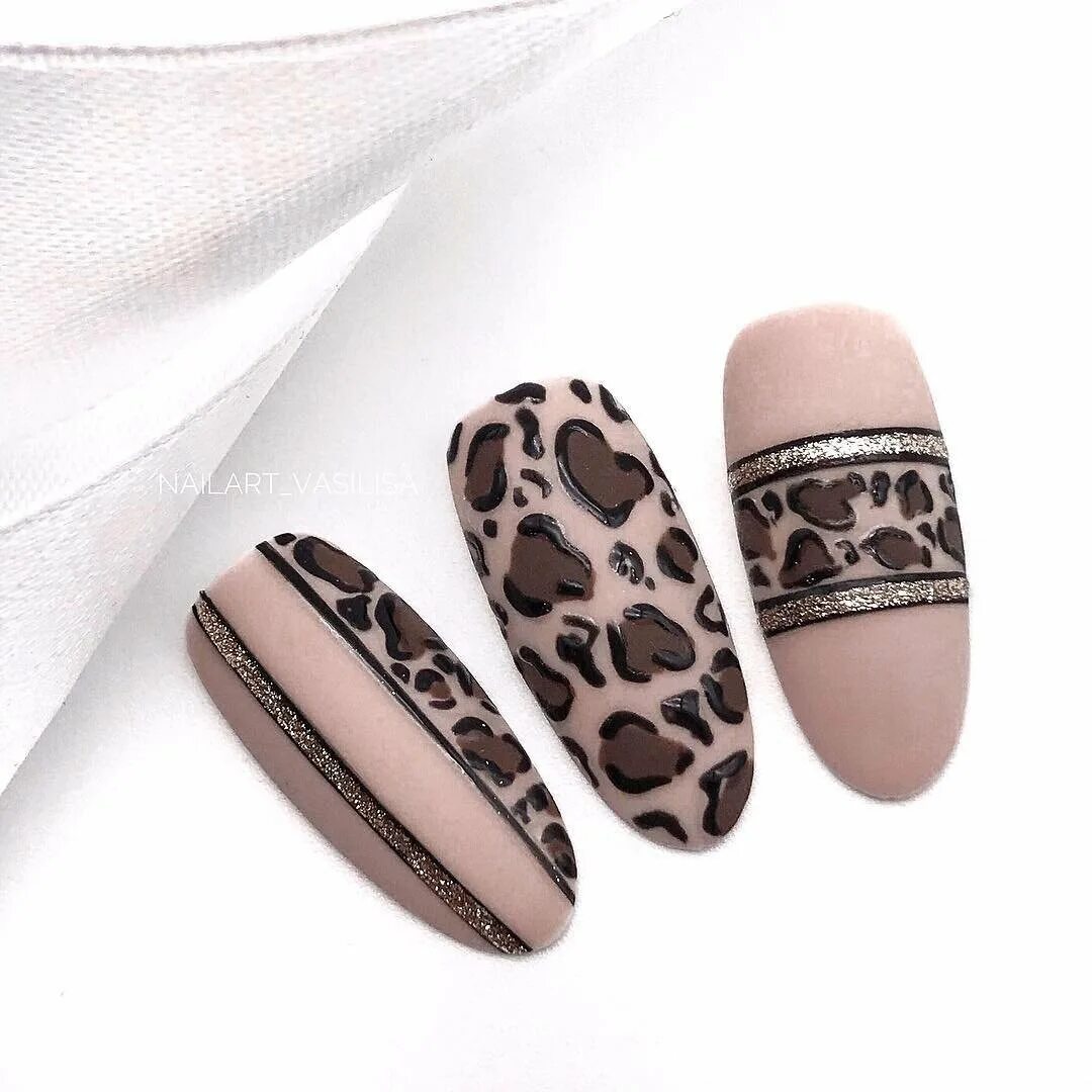 Маникюр с леопардовым принтом. Саиоюр с оеопардовым приниом. Ногти леопардовый дизайн. Леопардовый принт на ногтях.