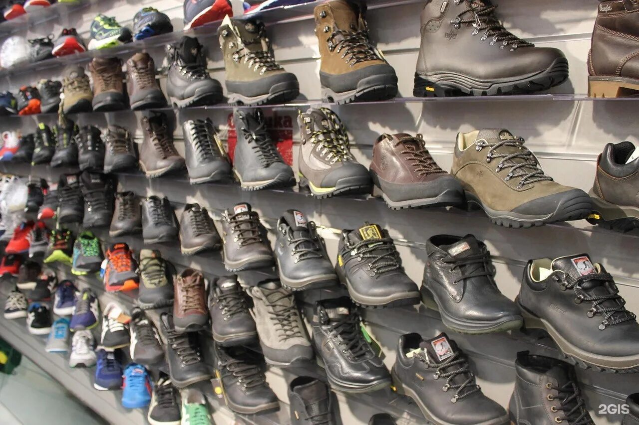Кроссовки магазин. Рынок обуви. Магазин спортивной обуви. Спортивная одежда и обувь.