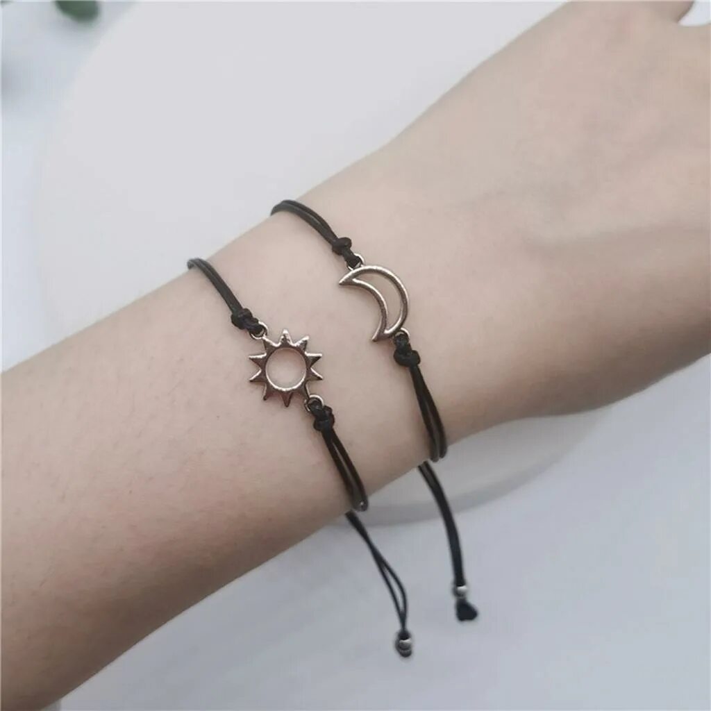 Moon bracelets. Парные браслеты солнце и Луна. Браслет с подвеска и солнце и Луна. Парные браслеты Луна и солнце серебро. Парные браслеты для подруг Moon and Sun.