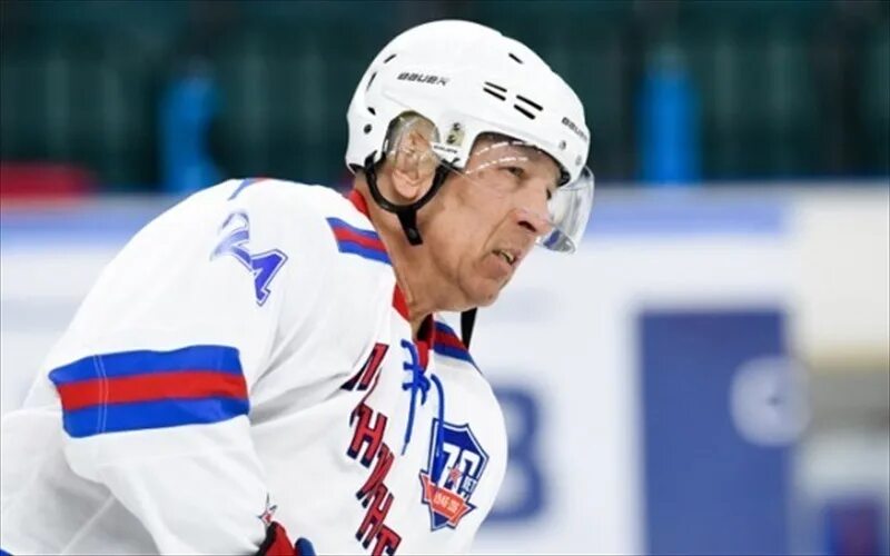 хоккеист боком. хоккеист боком. хоккеист боком. хоккеист без фона. шайба "хоккеист".